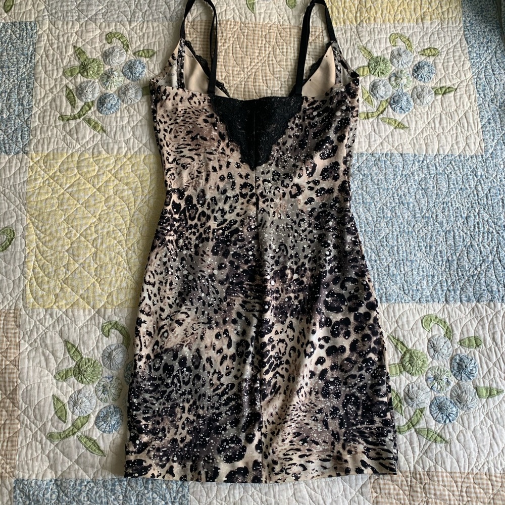 VS So Curvaceous Leopard Shaping Slip - Picture 3 of 8